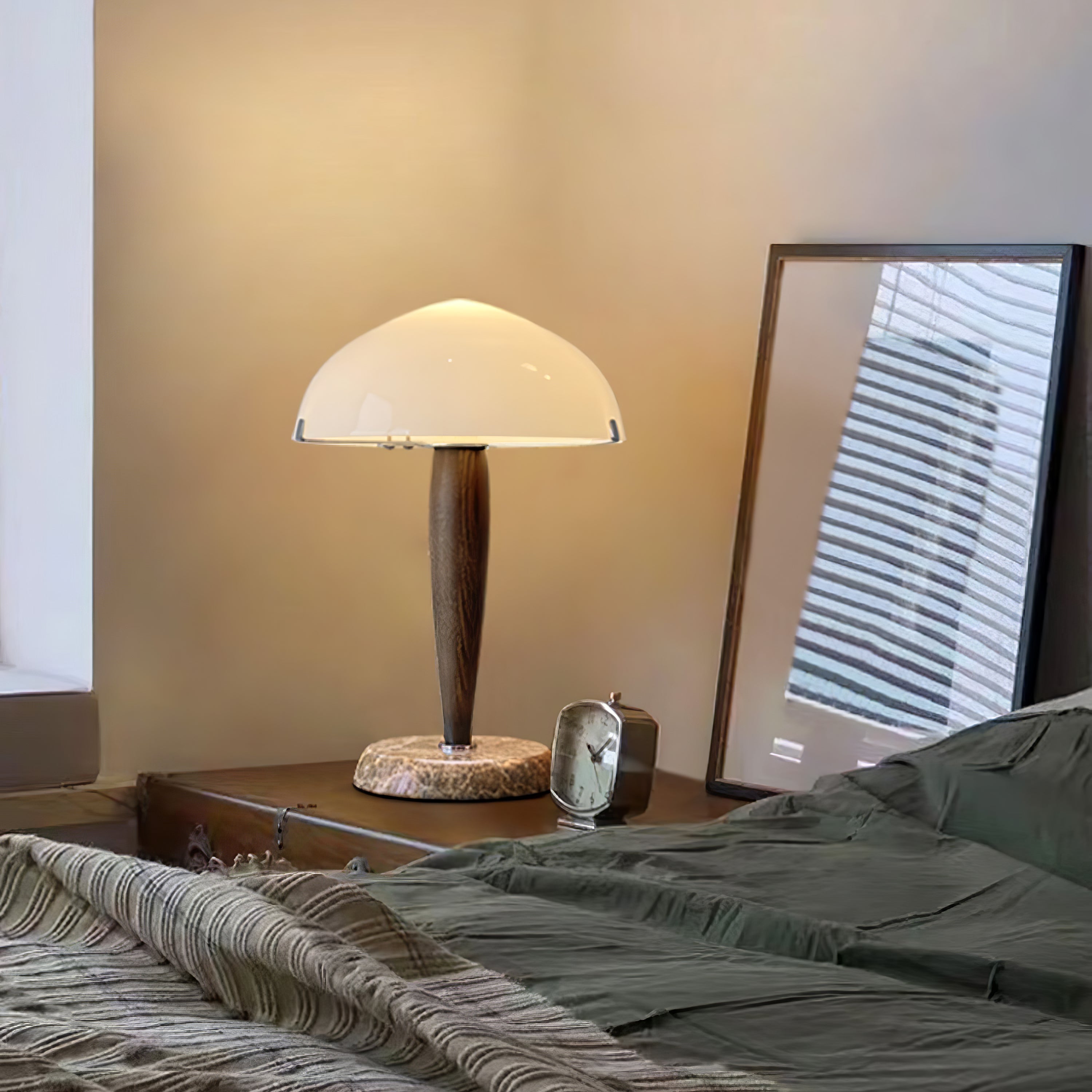 Minimalistische Nachttischlampe im Mid-Century Design