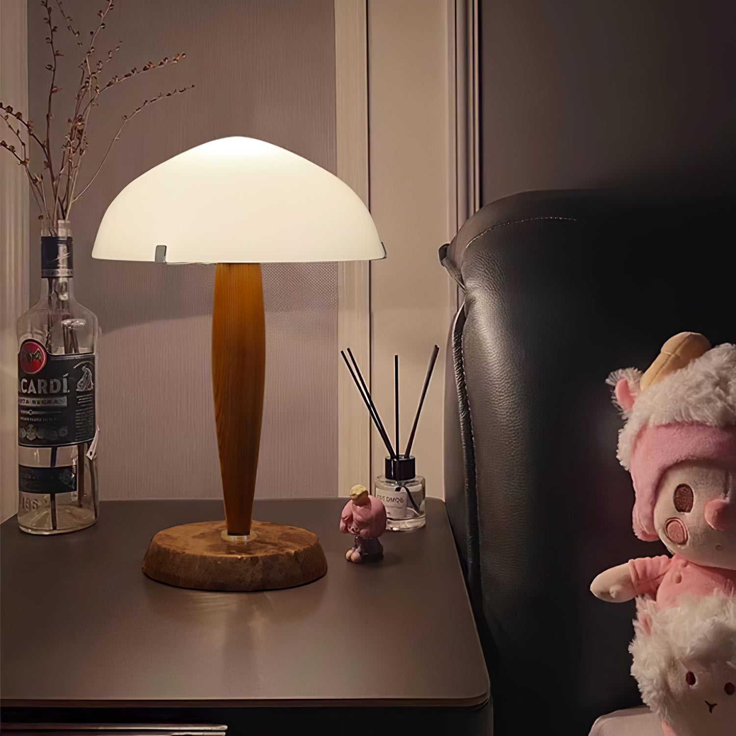 Minimalistische Nachttischlampe im Mid-Century Design