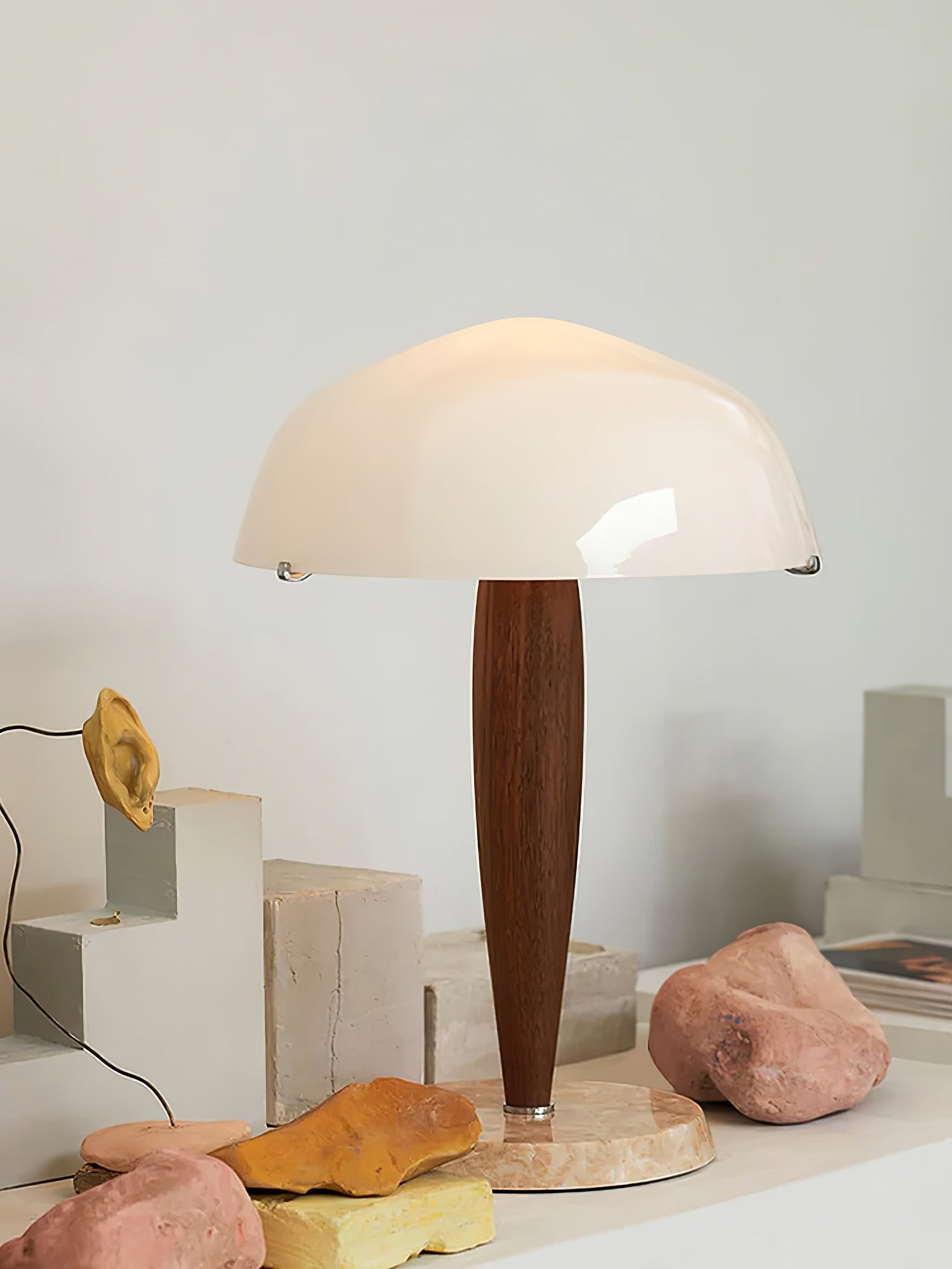 Minimalistische Nachttischlampe im Mid-Century Design