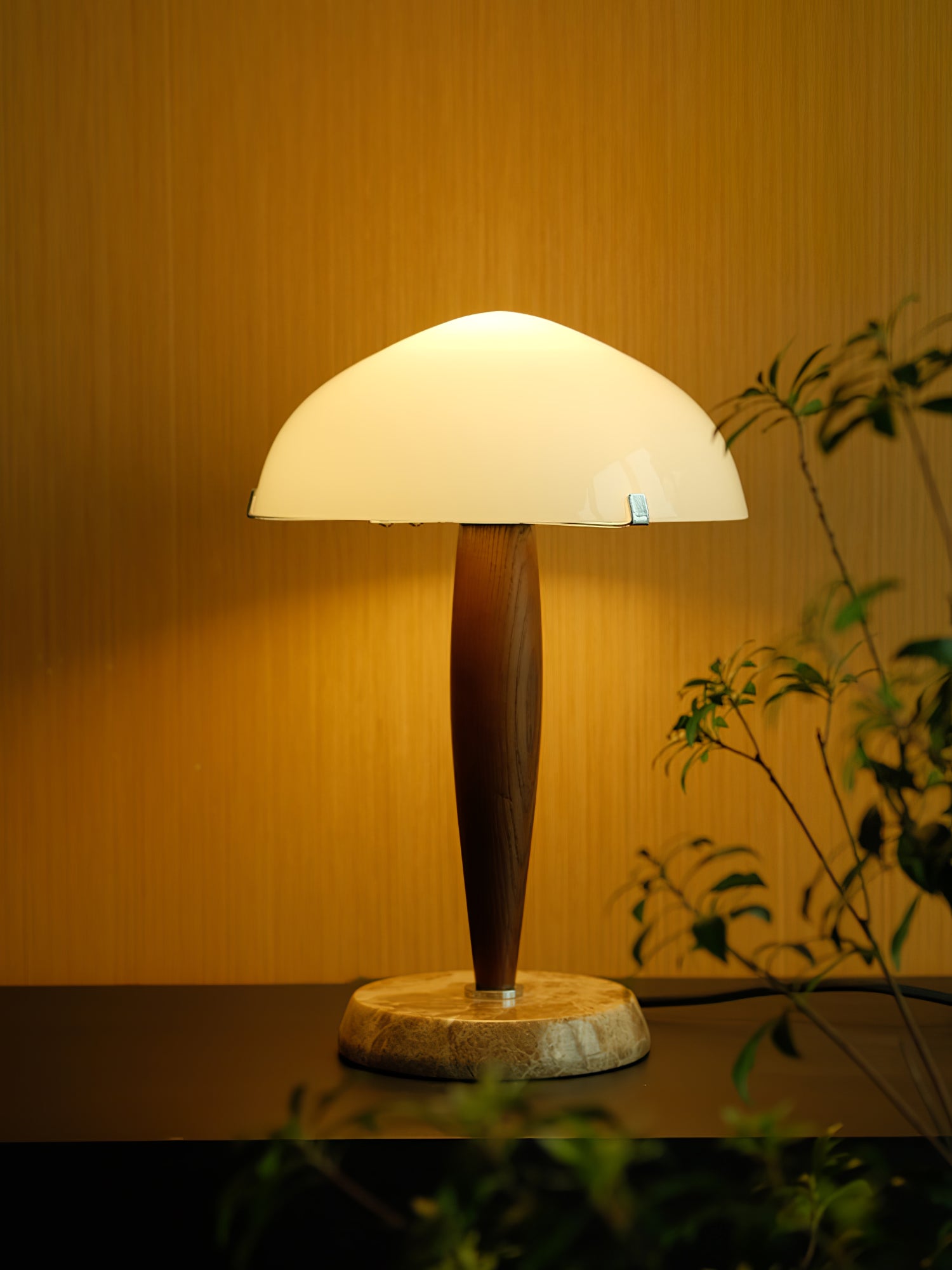 Minimalistische Nachttischlampe im Mid-Century Design