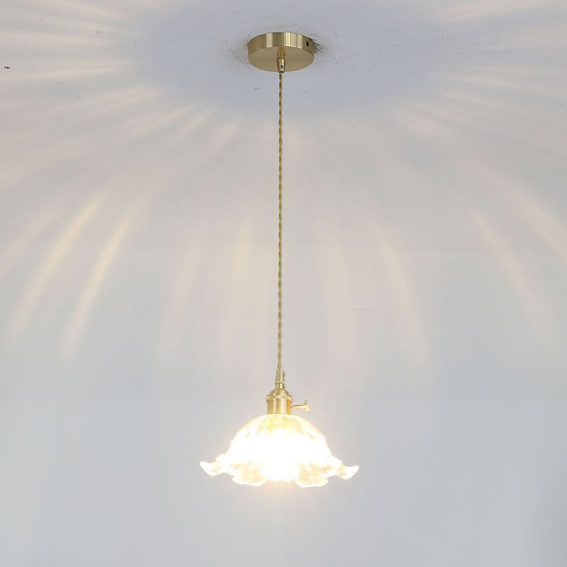 Glas-Pendelleuchte in Blumenform – Goldfarben