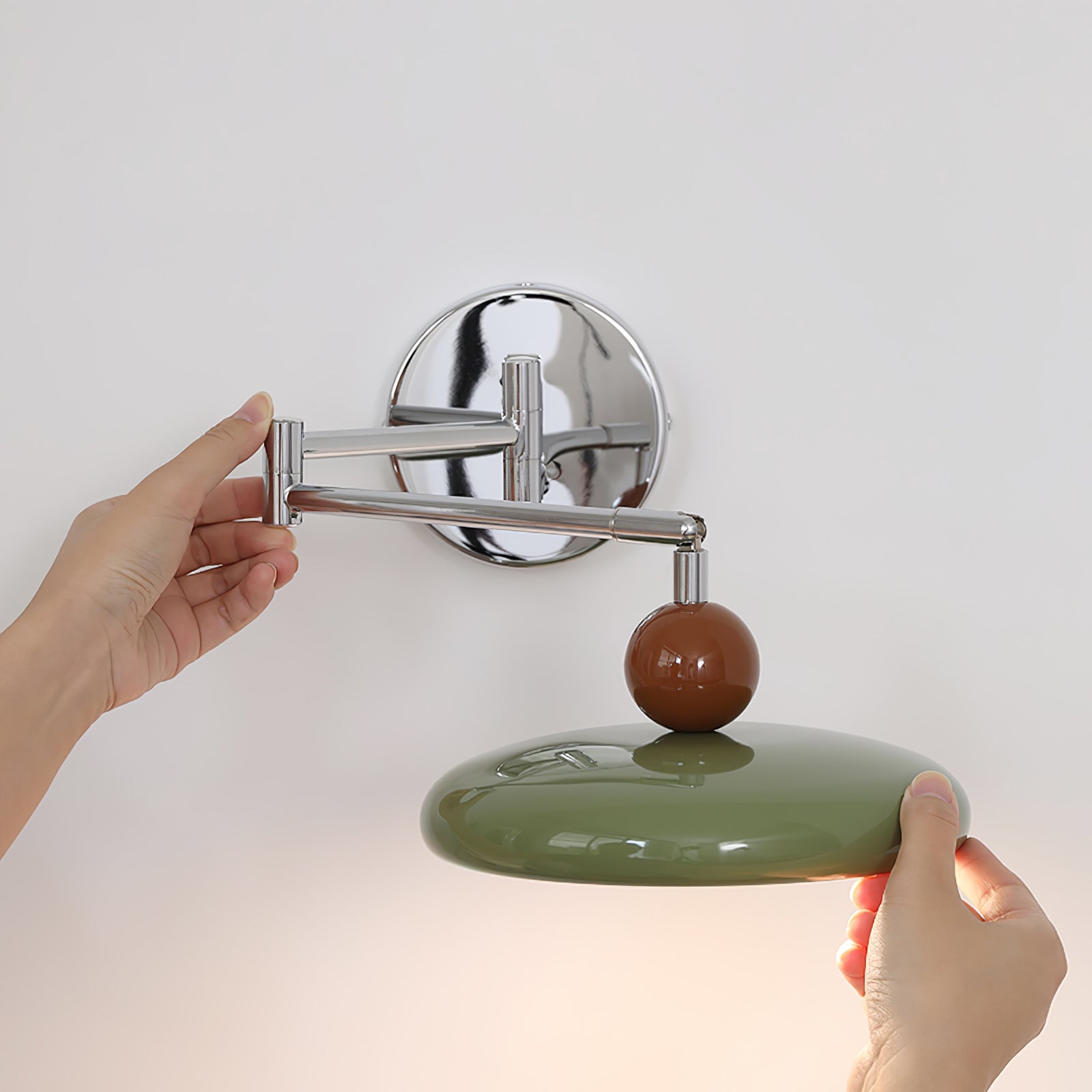 Flexible Lola Swing Arm Wandleuchte für Leseecken und Arbeitsplätze