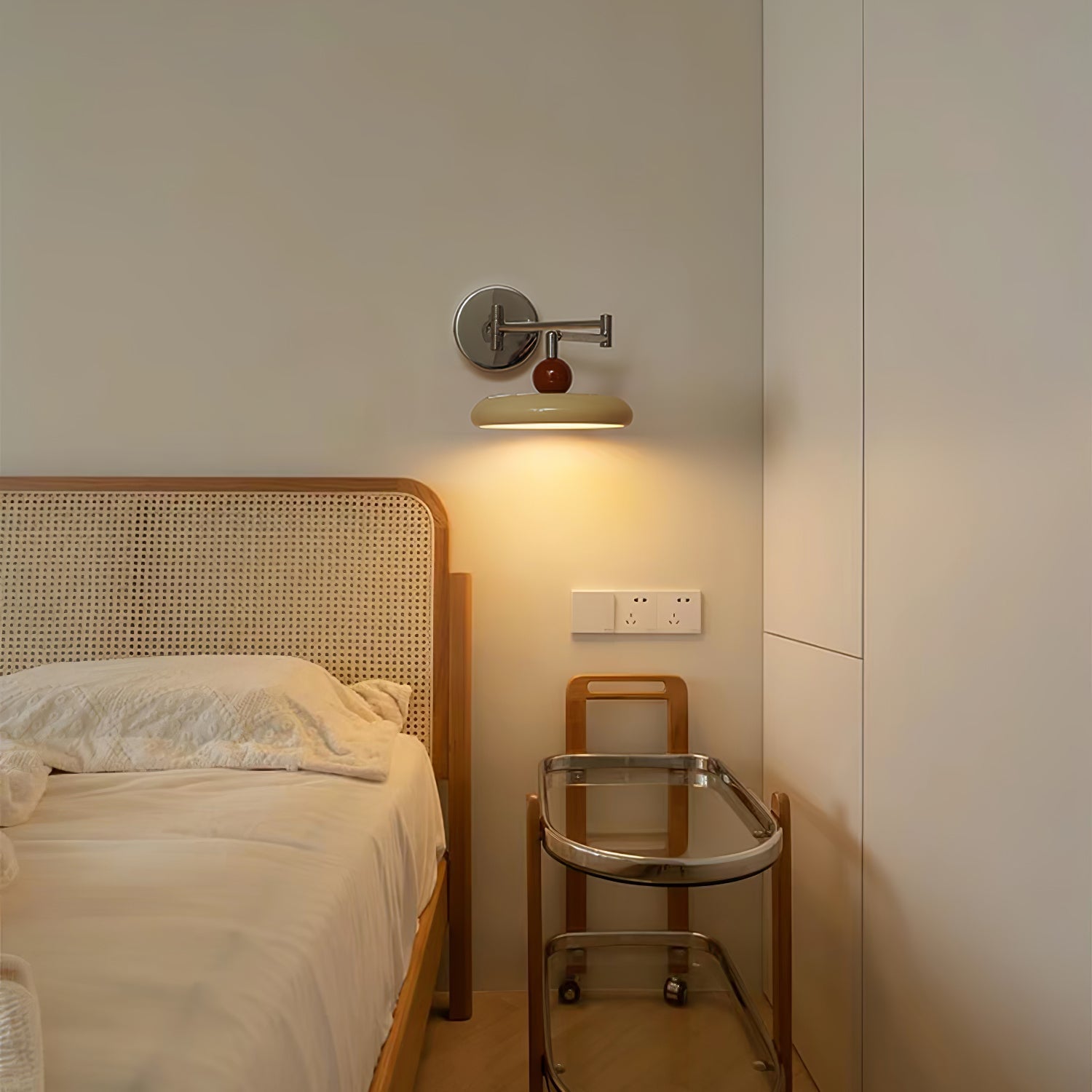 Flexible Lola Swing Arm Wandleuchte für Leseecken und Arbeitsplätze