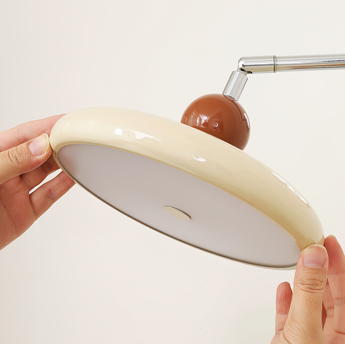 Flexible Lola Swing Arm Wandleuchte für Leseecken und Arbeitsplätze