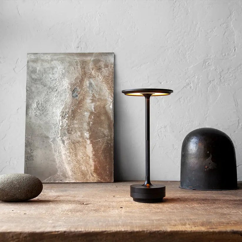 Tischlampe mit Warmem Licht – Schlichtes Design für Wohnräume