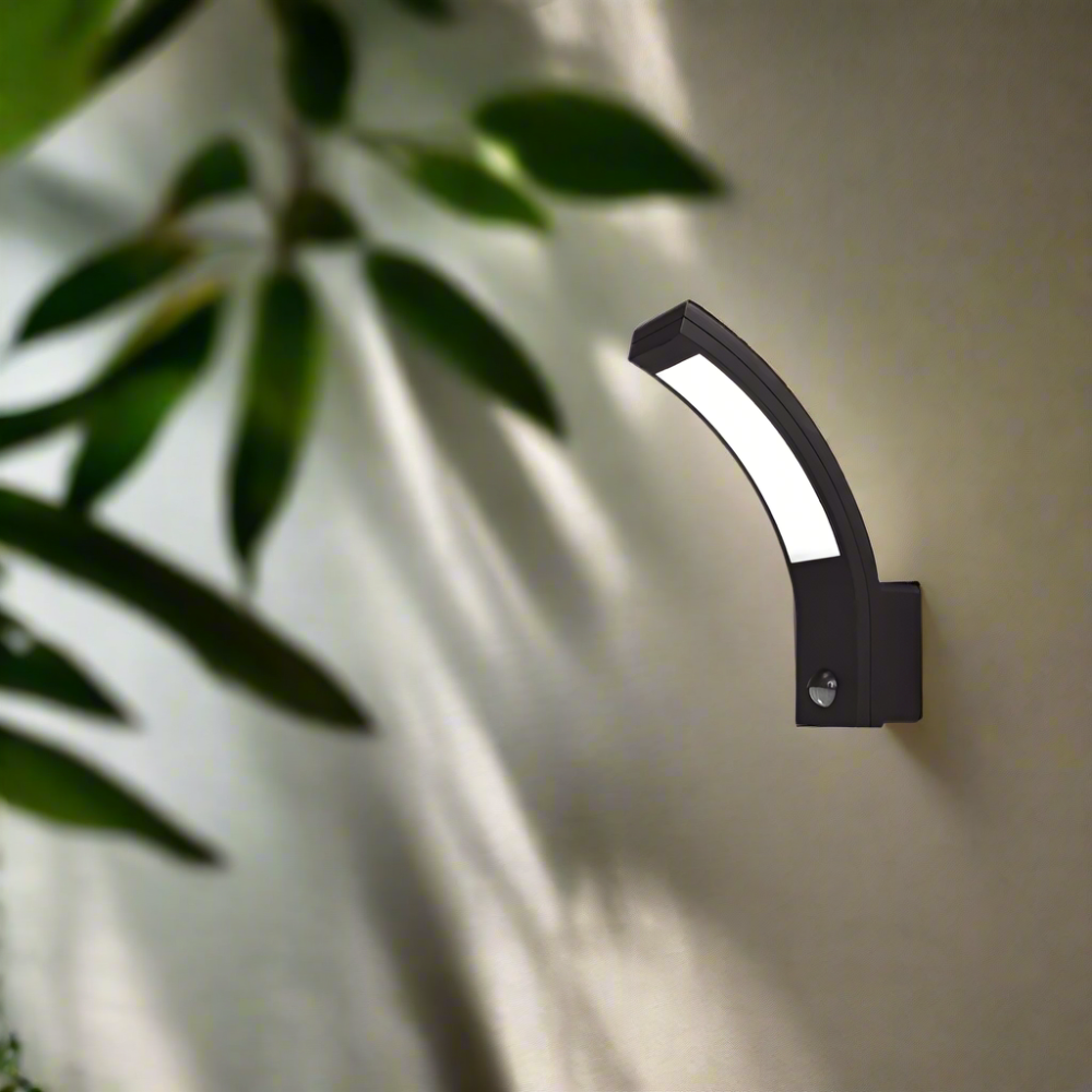 Gebogene LED-Wandlampe in Mattem Schwarz mit Bewegungsmelder
