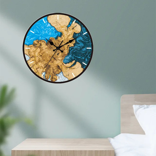 Moderne Wanduhr Mit Transparentem Ziffernblatt im Minimalistischen