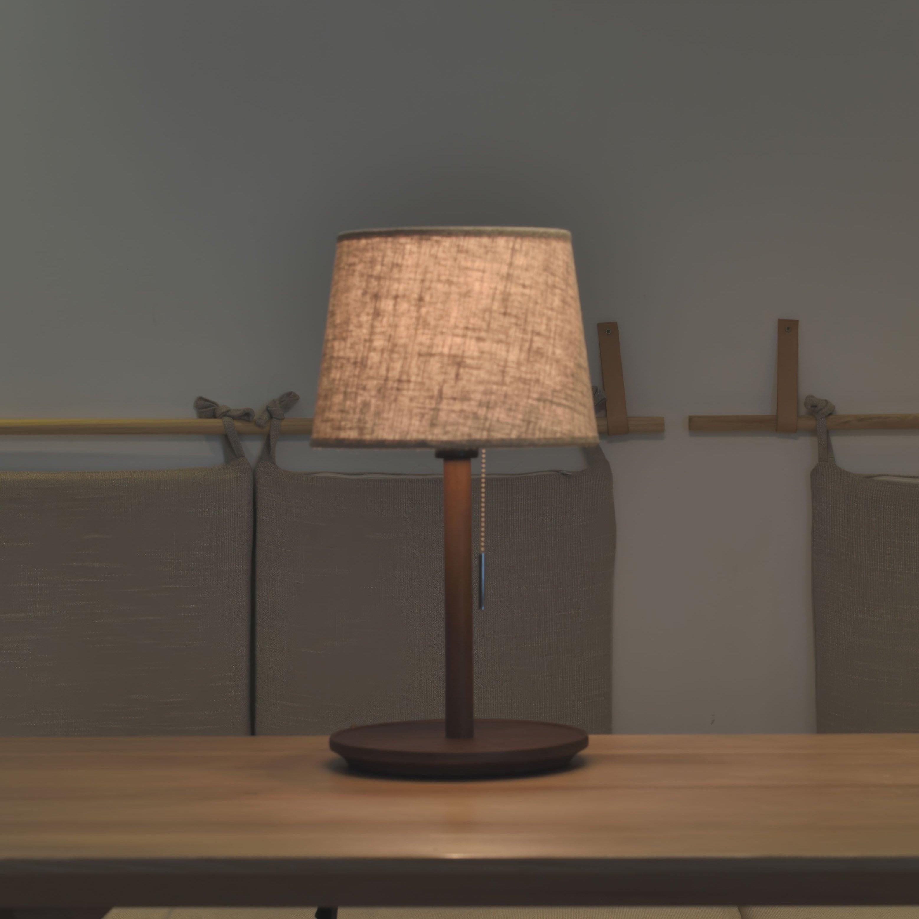 Tischlampe mit nordischer Walnussbasis und Stoffschirm