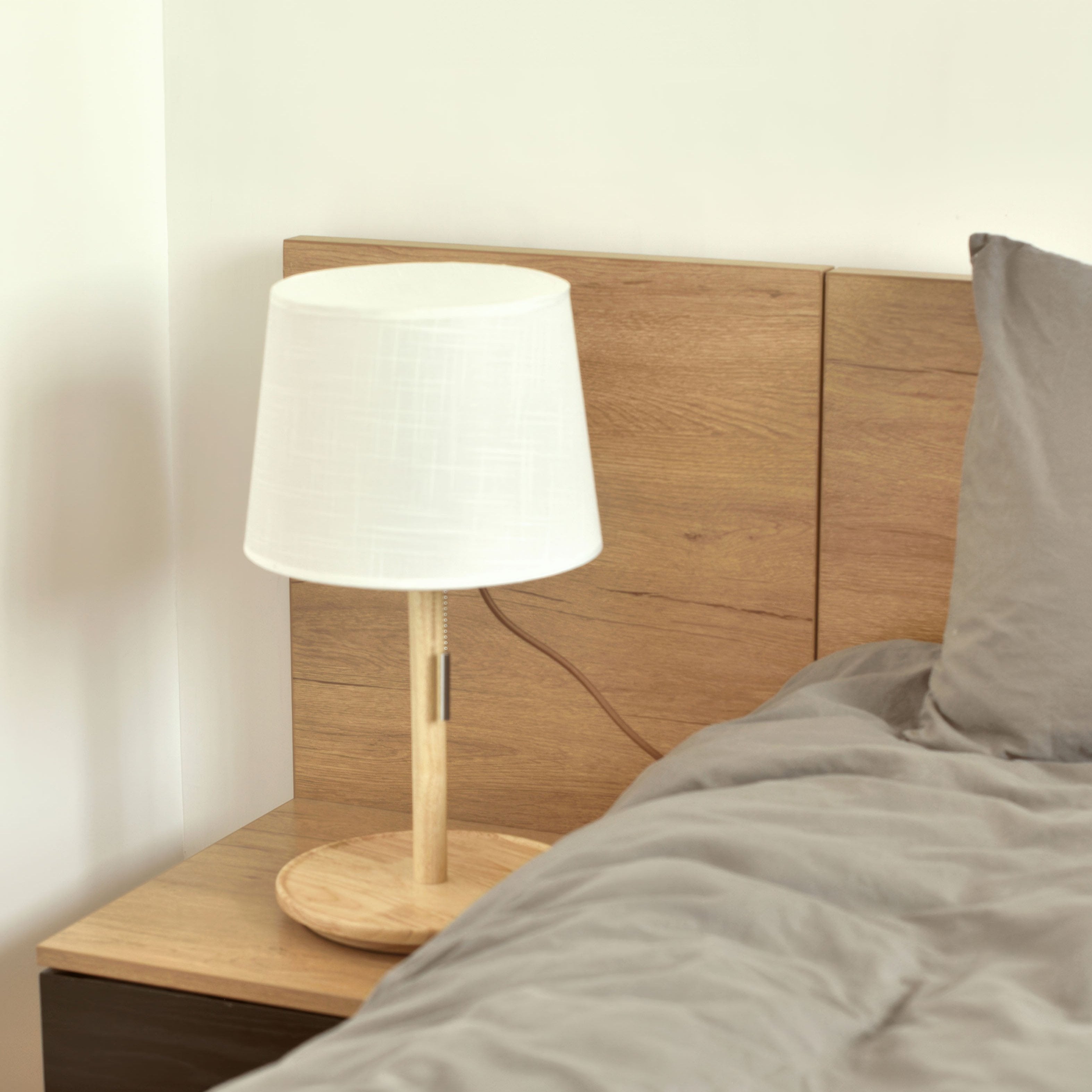Tischlampe mit nordischer Walnussbasis und Stoffschirm