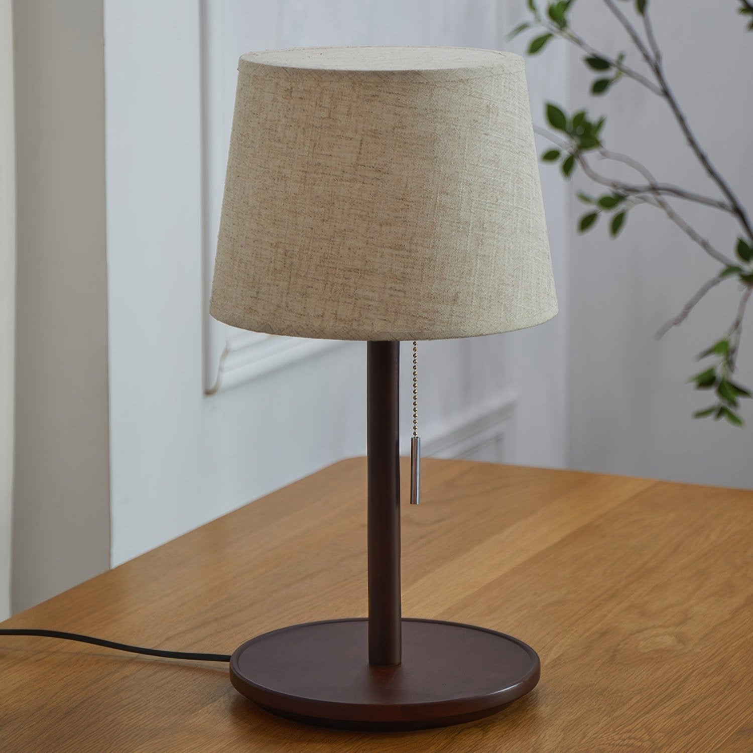 Tischlampe mit nordischer Walnussbasis und Stoffschirm