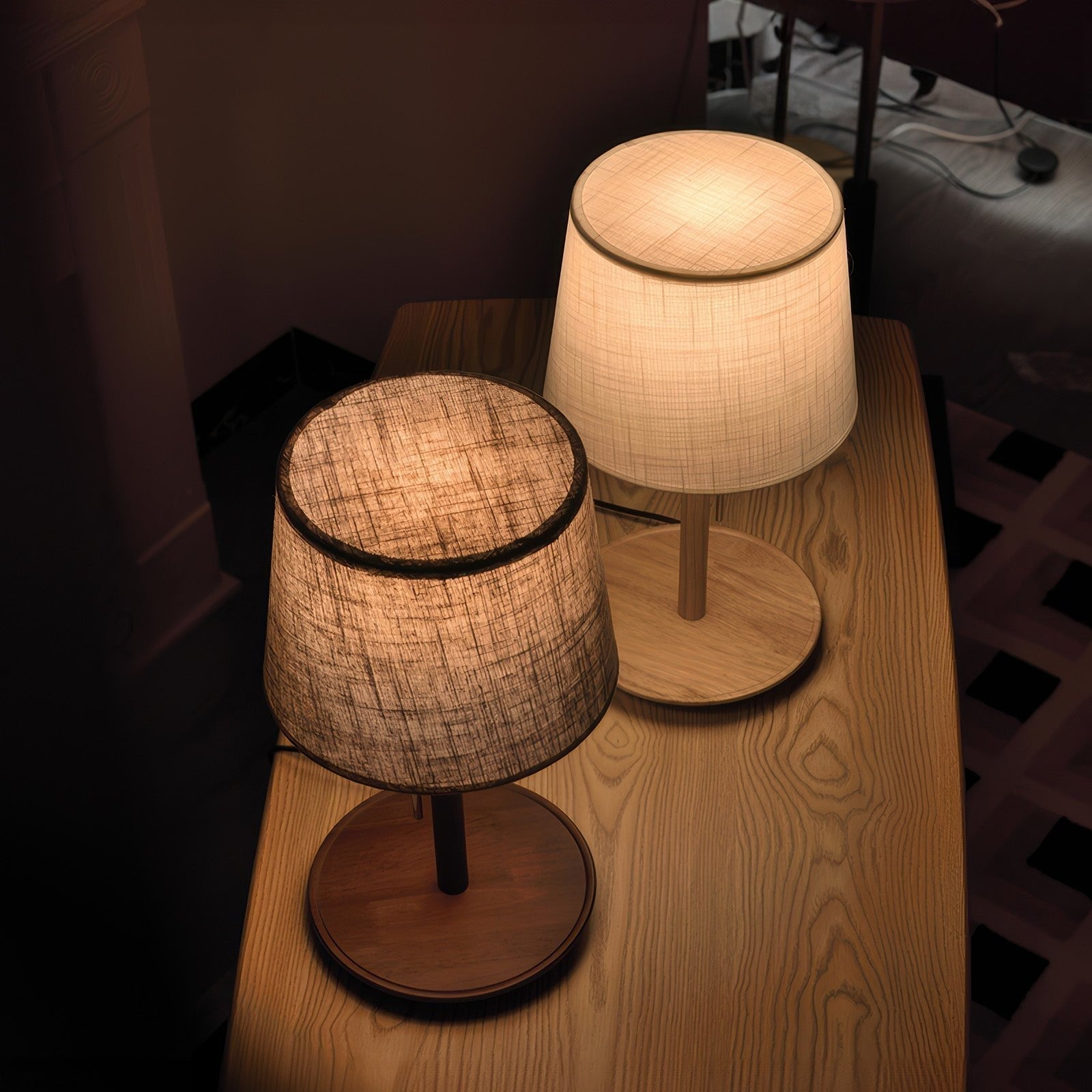 Tischlampe mit nordischer Walnussbasis und Stoffschirm