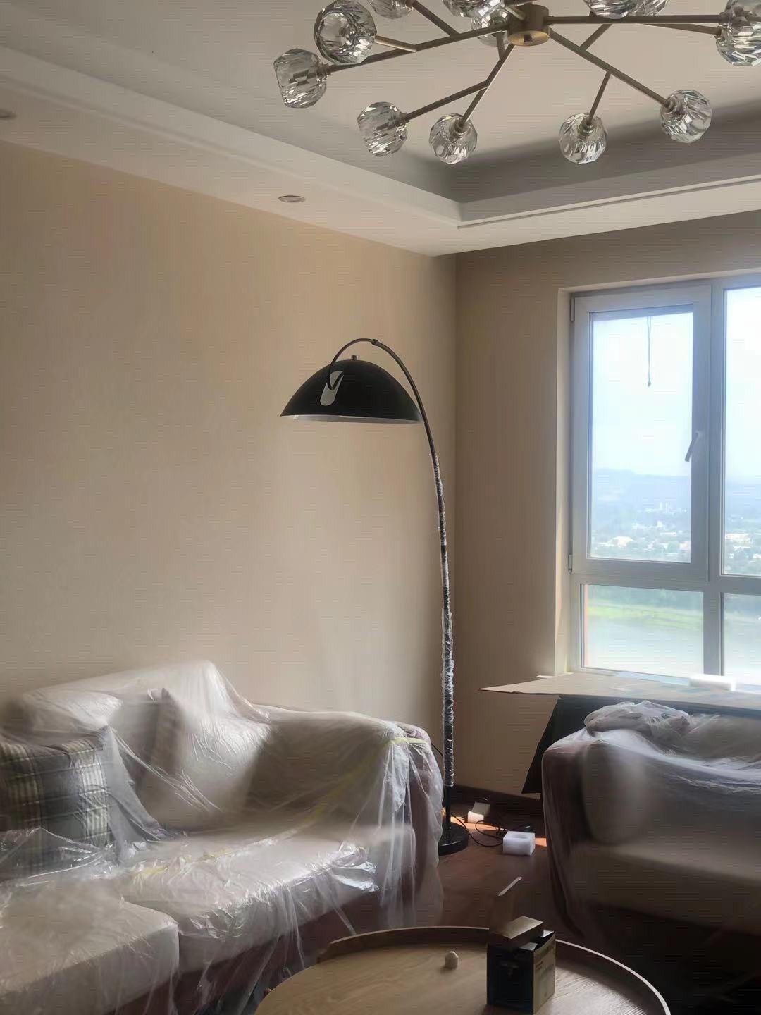 Geschwungene LED Stehlampe im Arc-Stil für Stimmungsvolle Beleuchtung