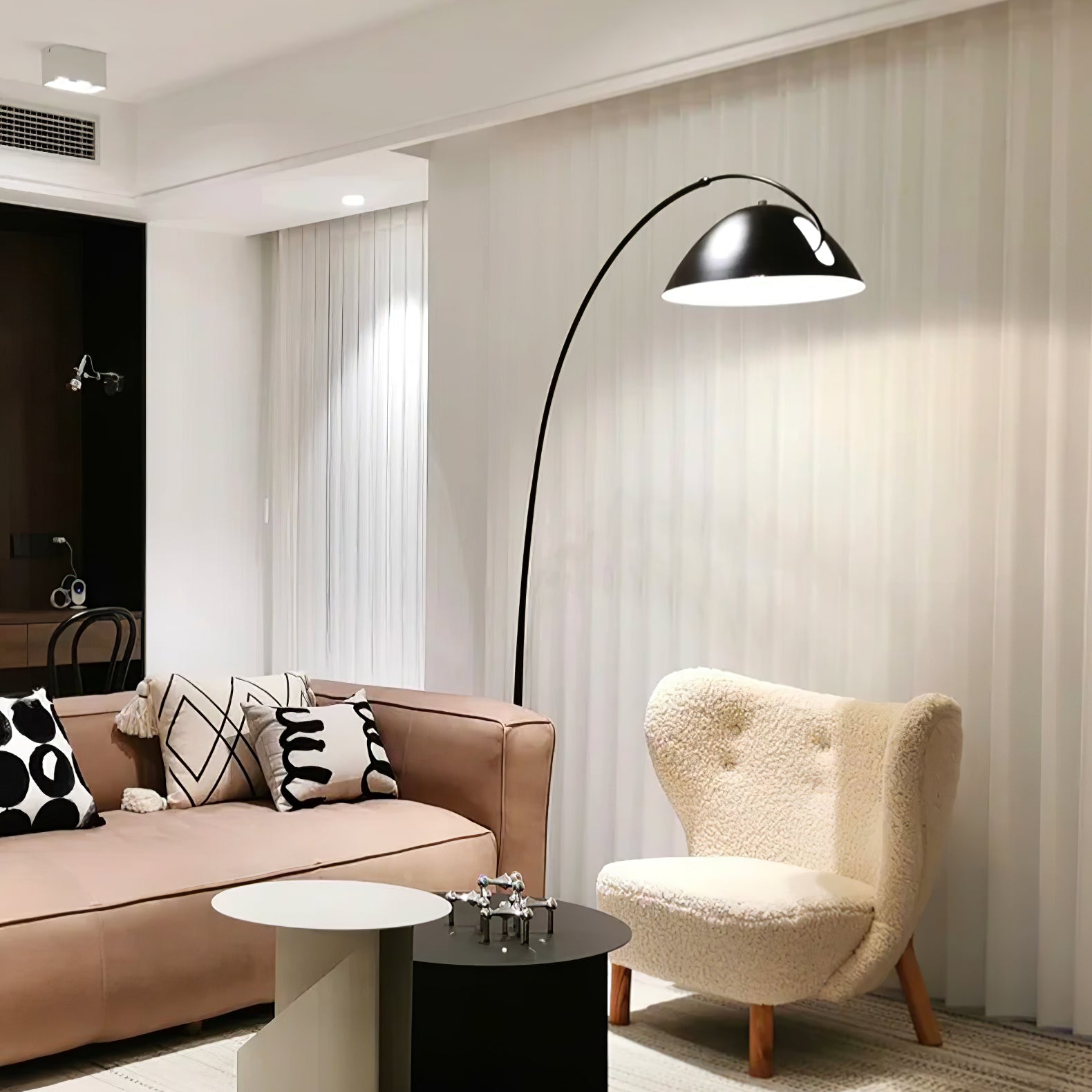 Geschwungene LED Stehlampe im Arc-Stil für Stimmungsvolle Beleuchtung