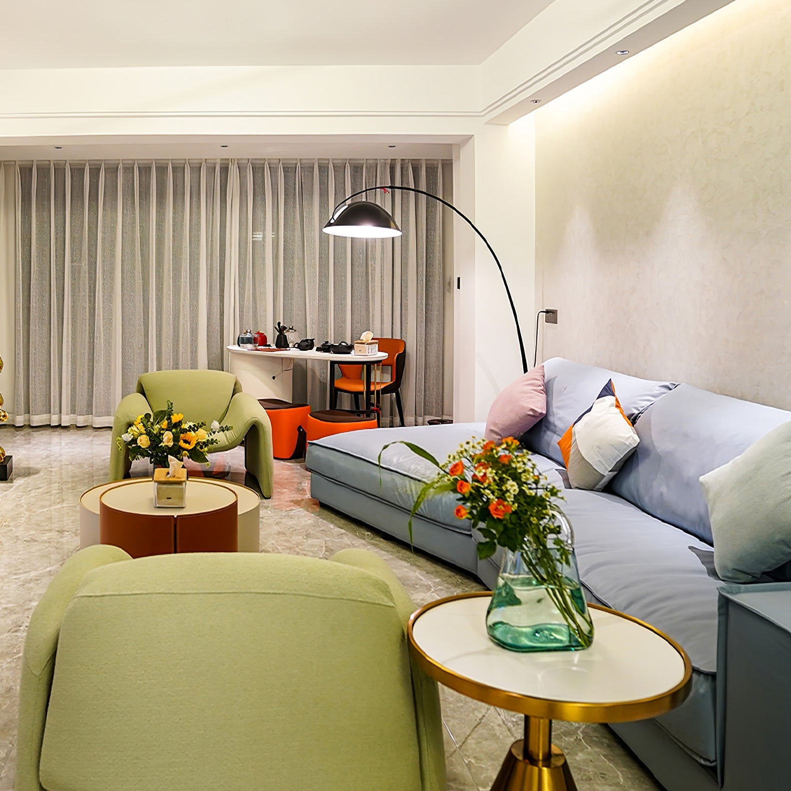 Geschwungene LED Stehlampe im Arc-Stil für Stimmungsvolle Beleuchtung