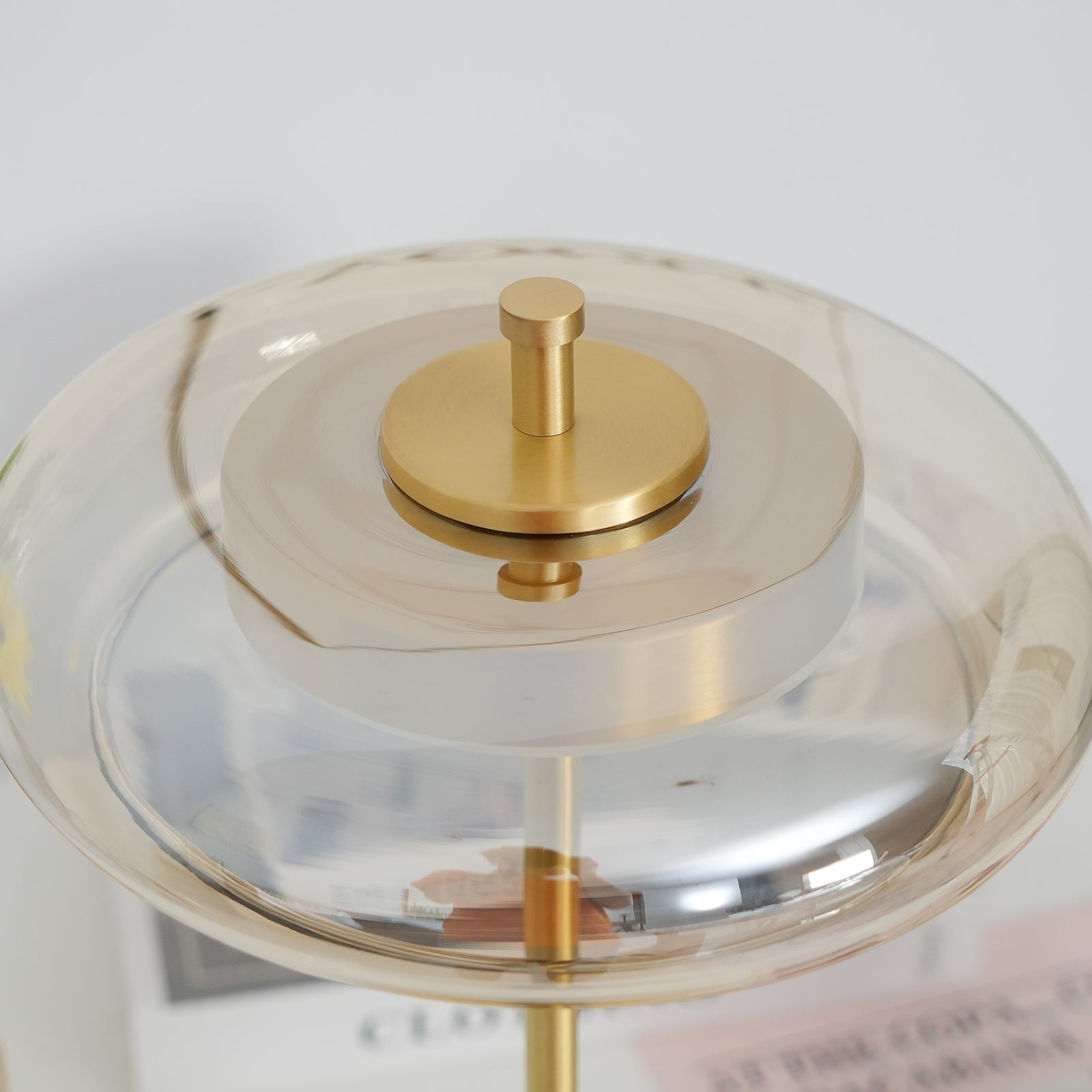 Schlanke Tischlampe aus Glas – Minimalistisch