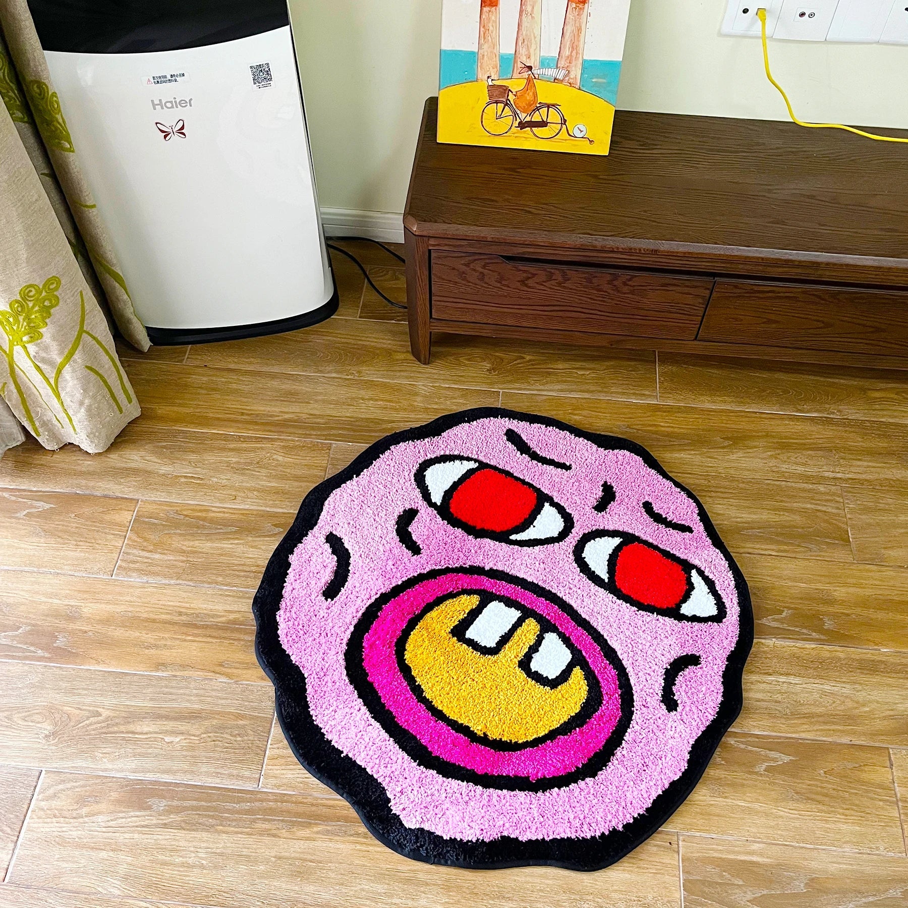 Rosa Teppich mit Cartoon-Motiv – Verspieltes Design
