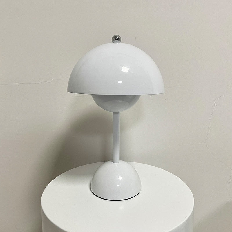 Stylische Metall-LED-Tischlampe Bud – 220V Stromversorgung