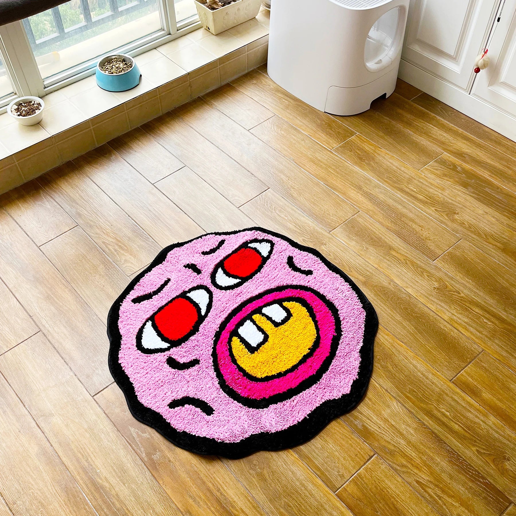 Rosa Teppich mit Cartoon-Motiv – Verspieltes Design