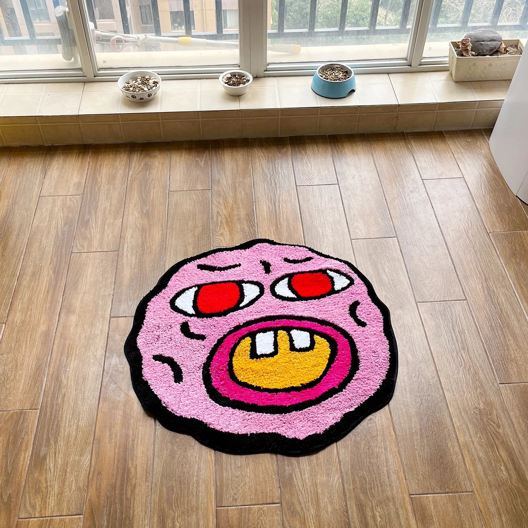 Rosa Teppich mit Cartoon-Motiv – Verspieltes Design