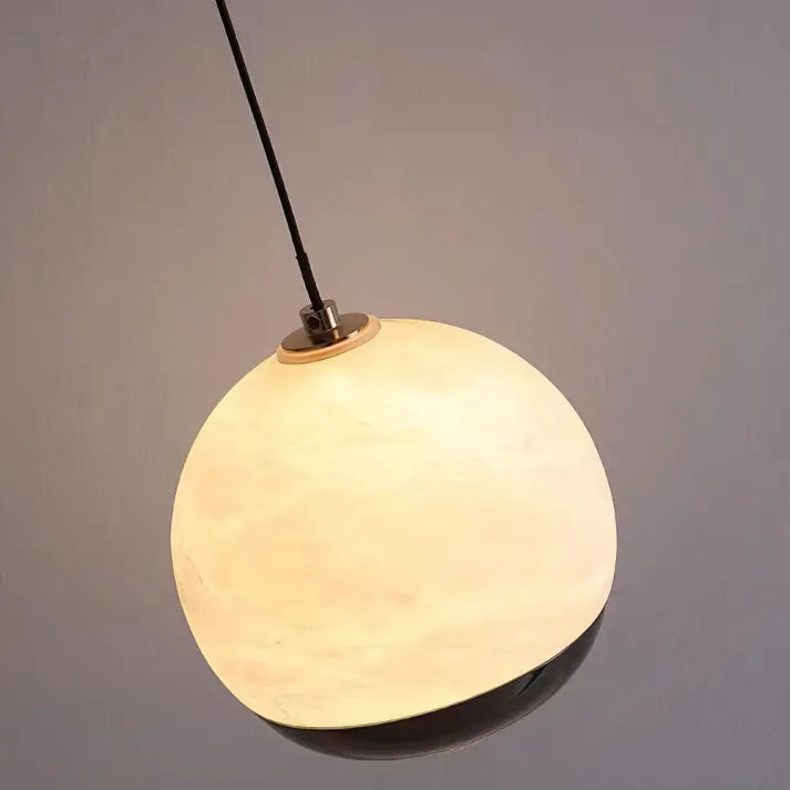 Pendelleuchte mit Marmor-Optik – Nordisch Inspirierte Kugel-Deckenlampe