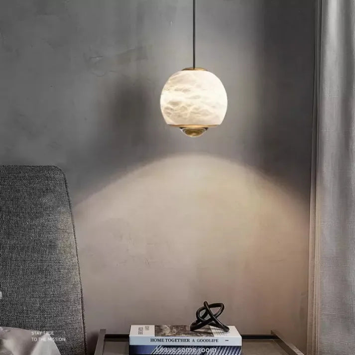 Pendelleuchte mit Marmor-Optik – Nordisch Inspirierte Kugel-Deckenlampe