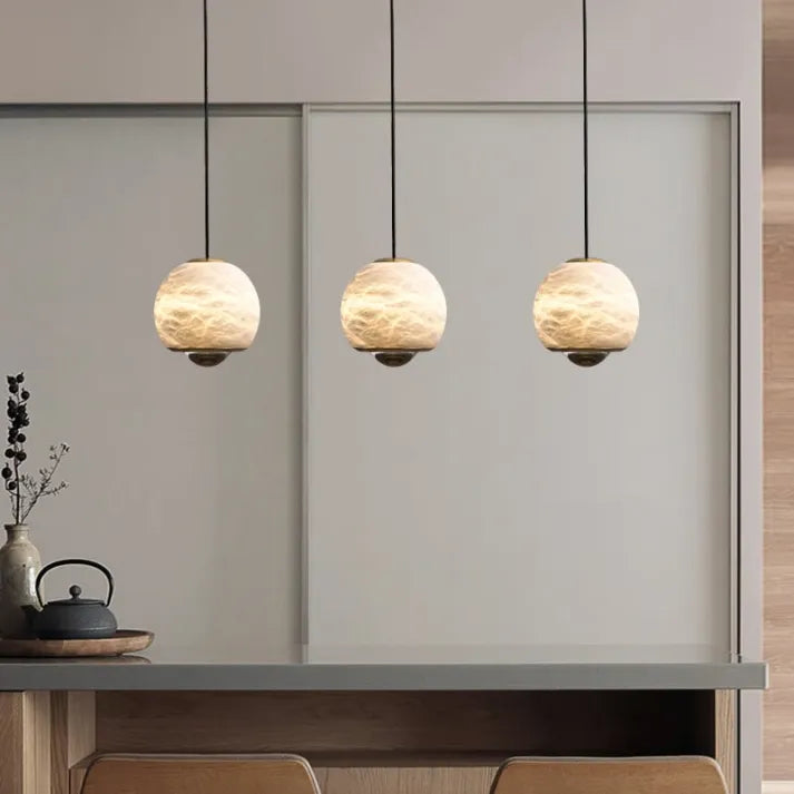 Pendelleuchte mit Marmor-Optik – Nordisch Inspirierte Kugel-Deckenlampe