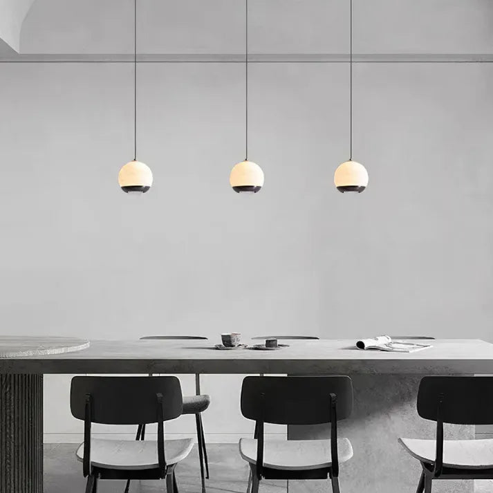 Pendelleuchte mit Marmor-Optik – Nordisch Inspirierte Kugel-Deckenlampe