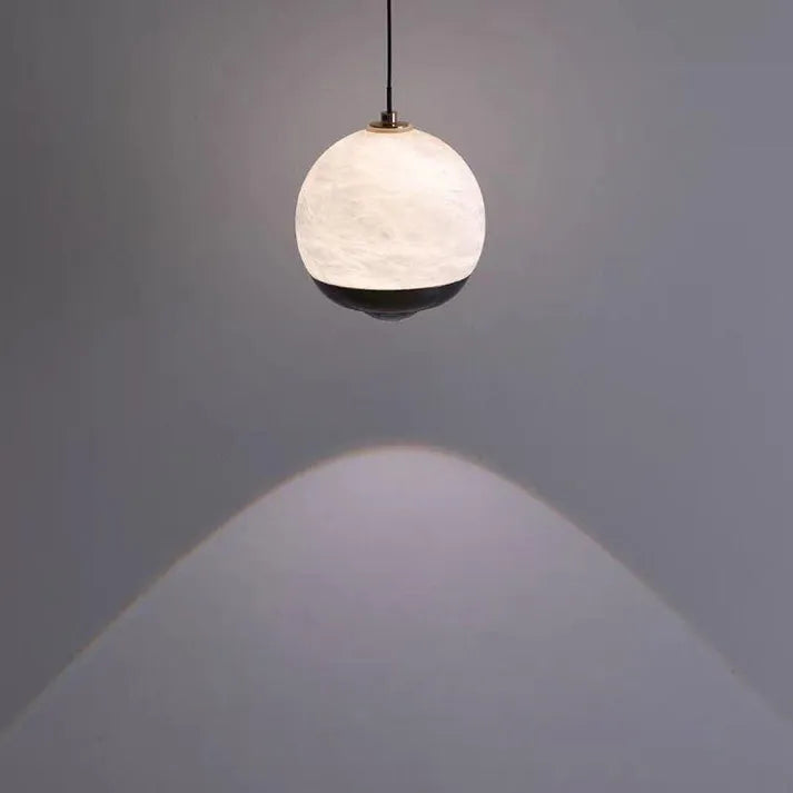 Pendelleuchte mit Marmor-Optik – Nordisch Inspirierte Kugel-Deckenlampe
