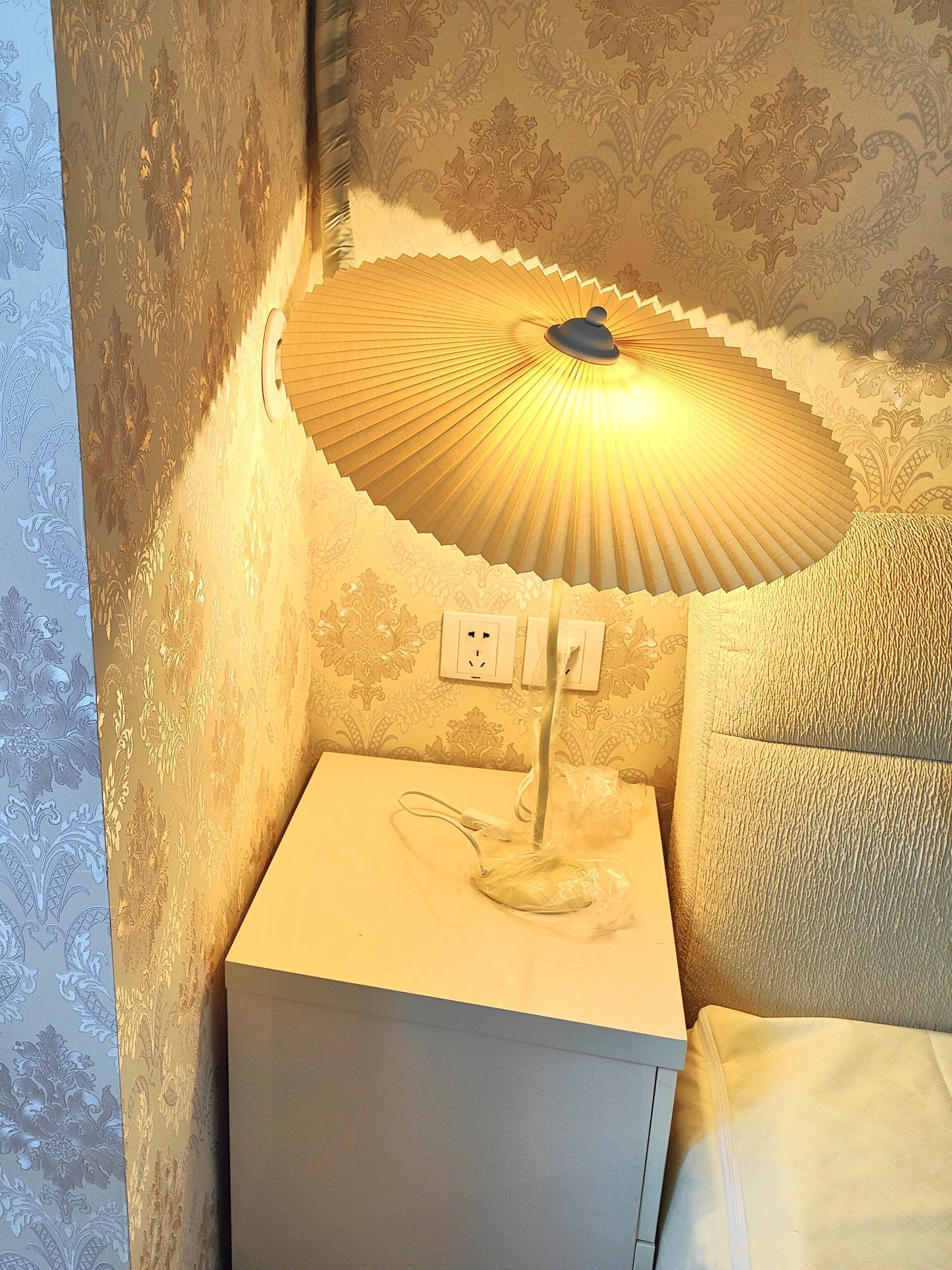 Tischlampe mit Plissiertem Stoffschirm