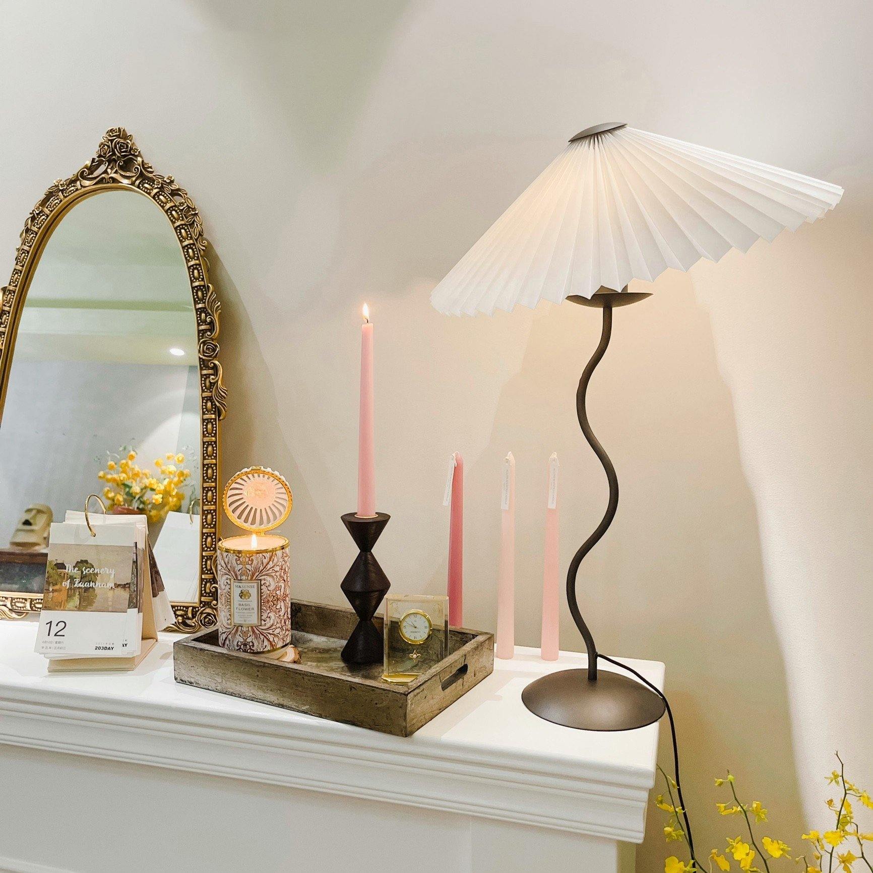 Tischlampe mit Plissiertem Stoffschirm