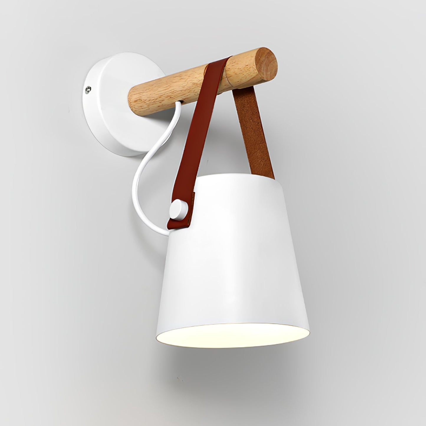 Minimalistische Holz-Wandleuchte kegelförmig