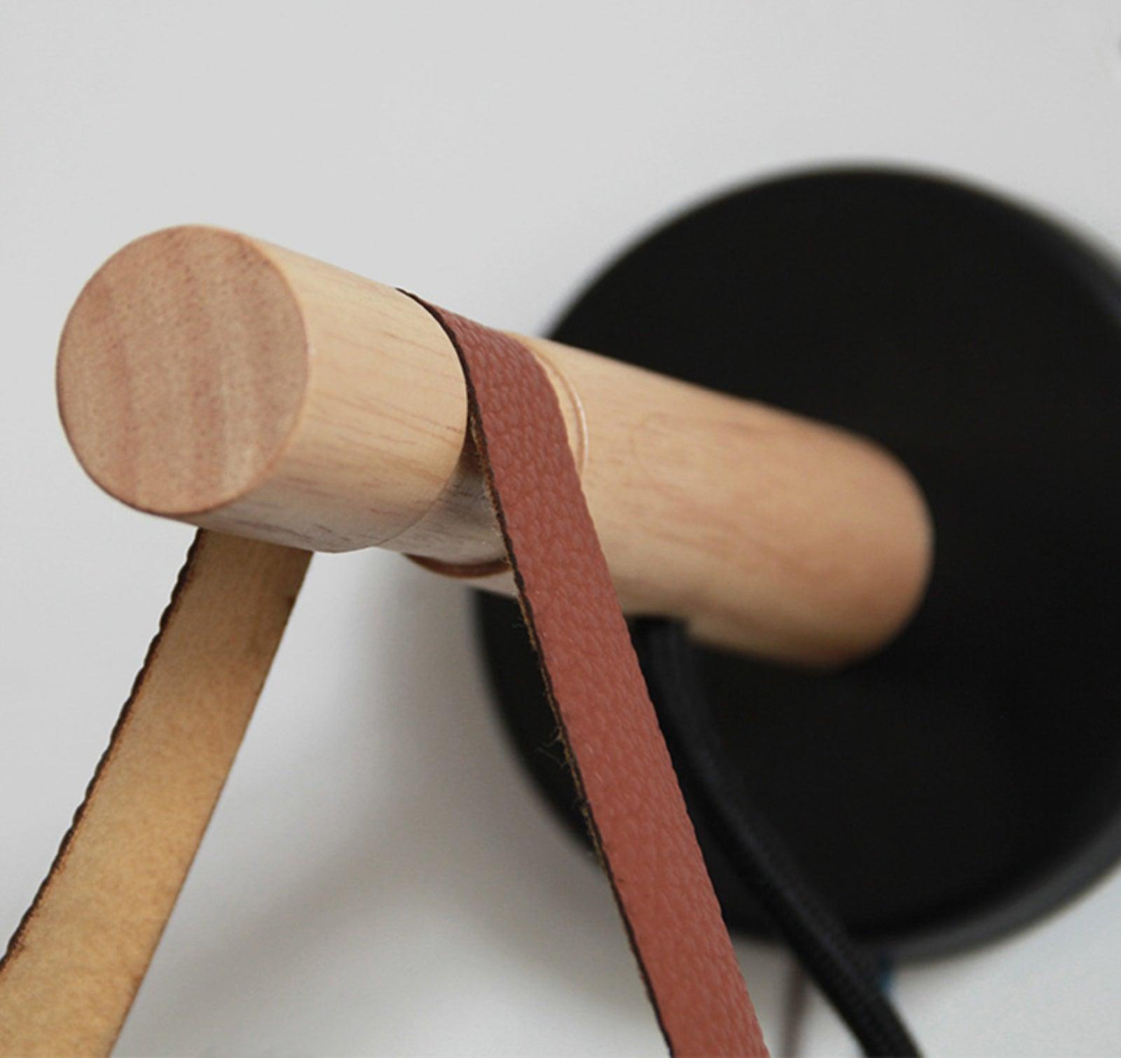 Minimalistische Holz-Wandleuchte kegelförmig