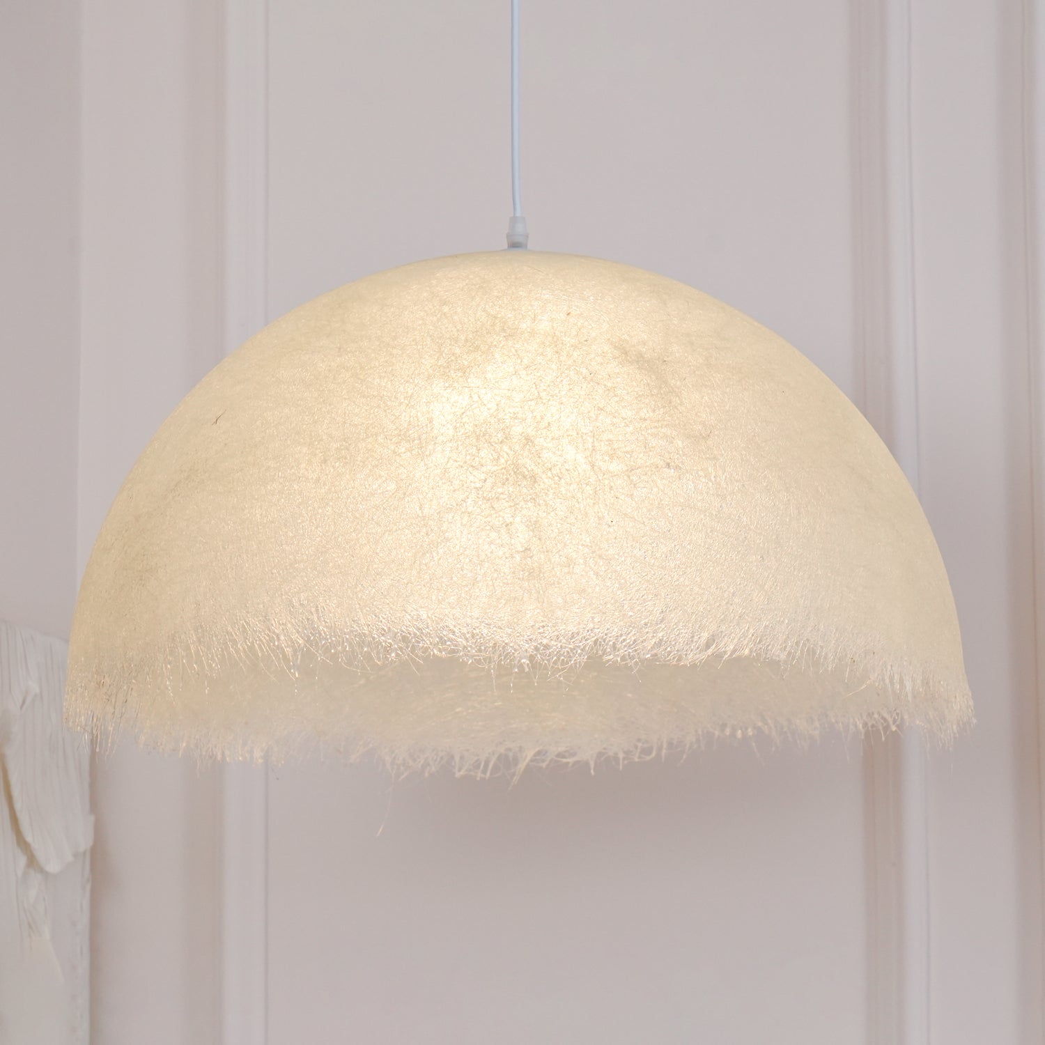 Federleichte Pendelleuchte – Weiße Kuppelform Deckenlampe