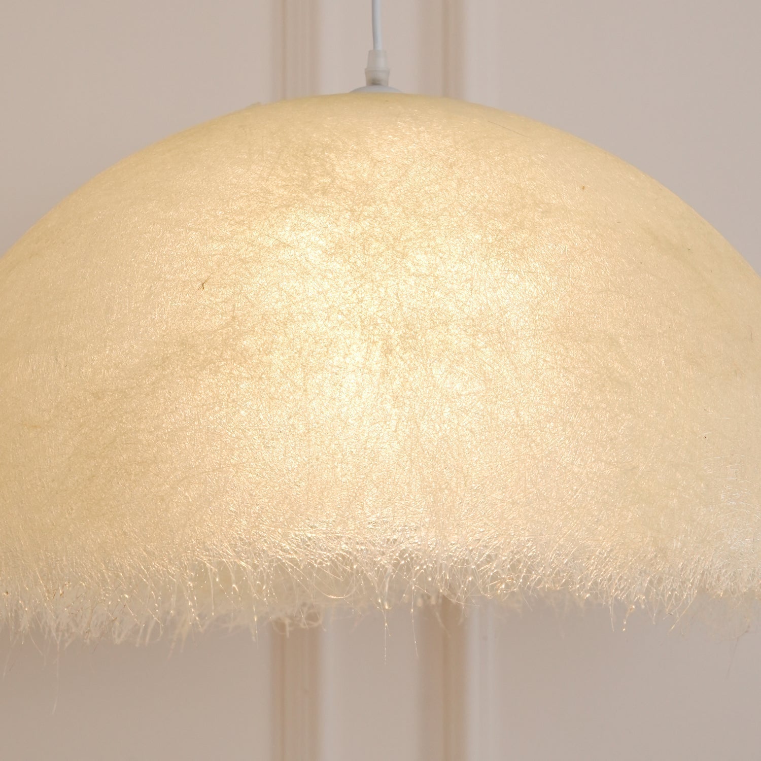Federleichte Pendelleuchte – Weiße Kuppelform Deckenlampe