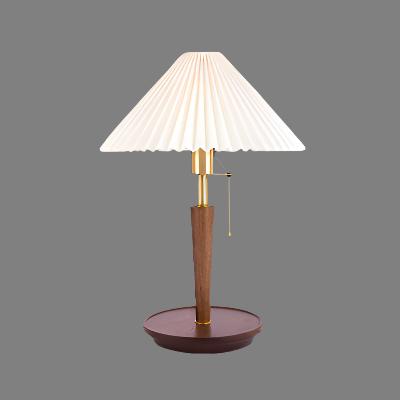 Plissierte Holz-Tischlampe im Vintage-Stil