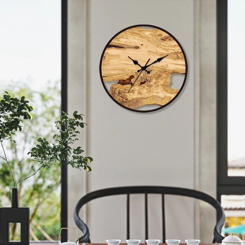 Moderne Wanduhr Mit Transparentem Ziffernblatt im Minimalistischen