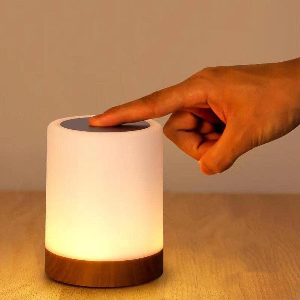 Zylindrische Lampe mit Holzfuß