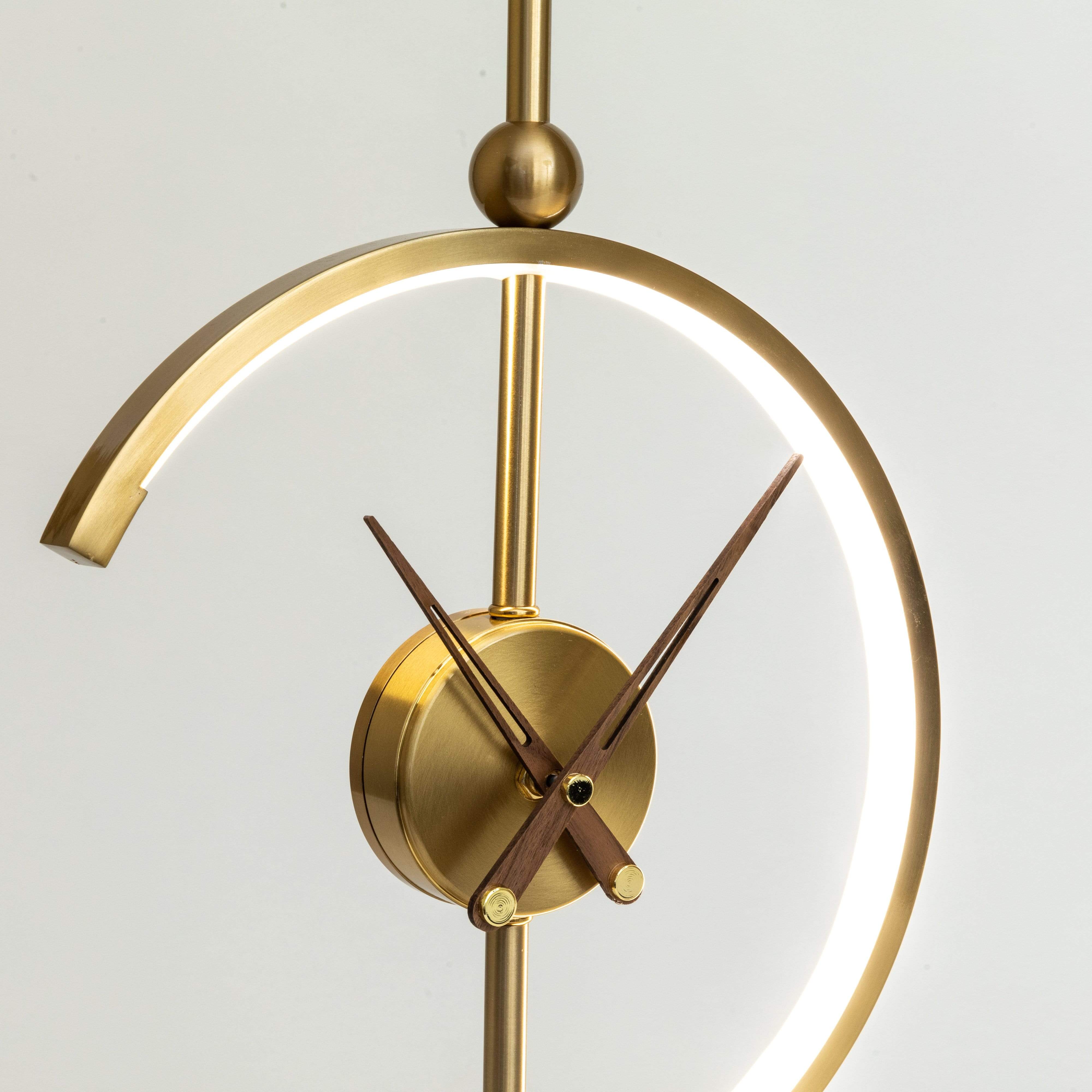 LED-Tischlampe mit Uhr – Kabelloser Ladebereich inklusive