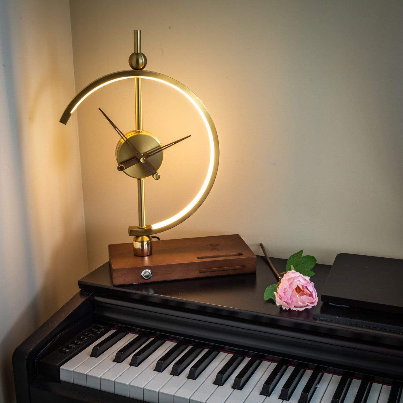 LED-Tischlampe mit Uhr – Kabelloser Ladebereich inklusive