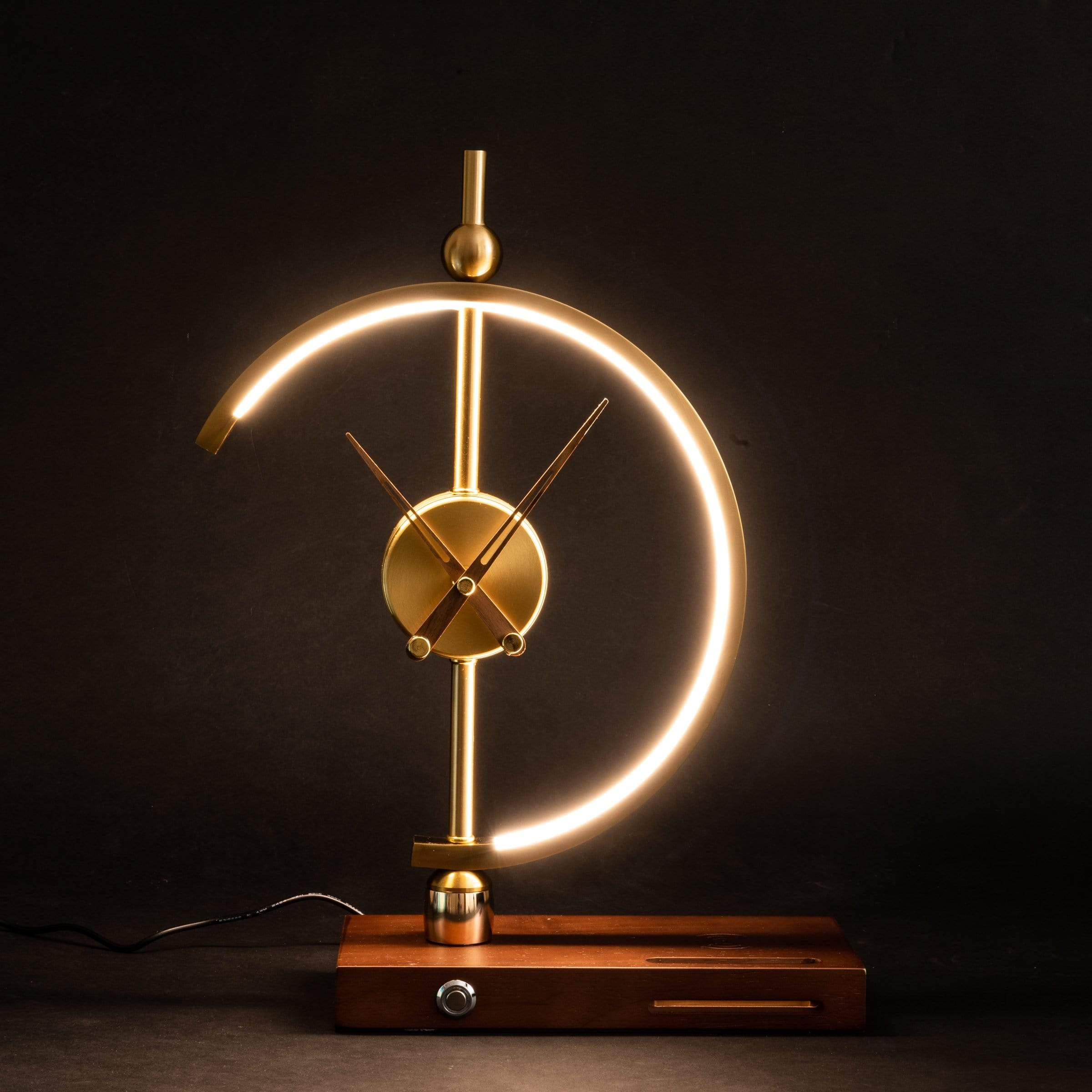 LED-Tischlampe mit Uhr – Kabelloser Ladebereich inklusive