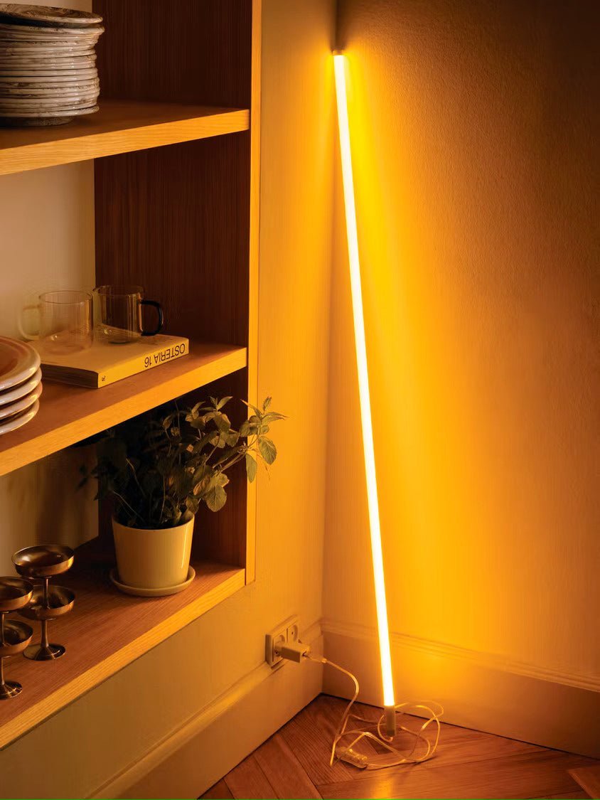 Neon LED Stehlampe – Stylisches Lichtrohr-Design für Wohnräume