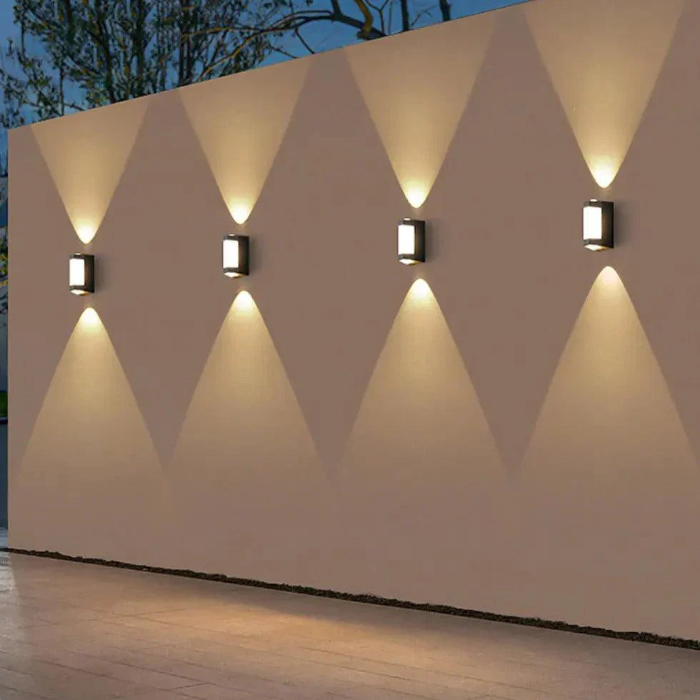 Minimalistische weiße LED-Außenwandleuchte für eleganten Gartenschein