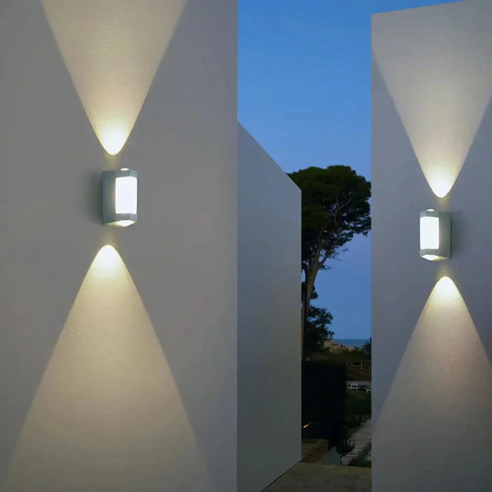 Minimalistische weiße LED-Außenwandleuchte für eleganten Gartenschein