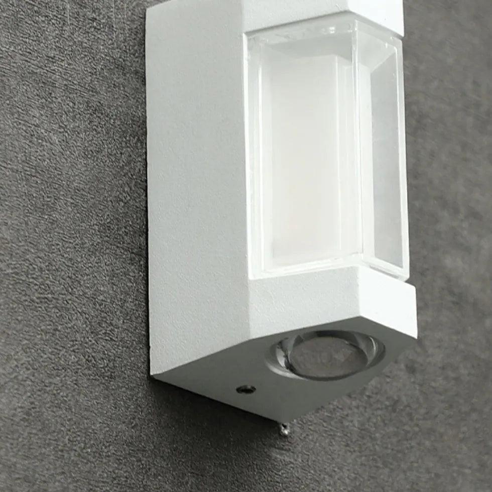 Minimalistische weiße LED-Außenwandleuchte für eleganten Gartenschein