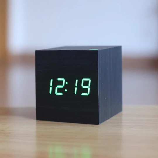 Digitale Holz-Uhr mit LED-Anzeige – Modernes Design für Ihr Zuhause