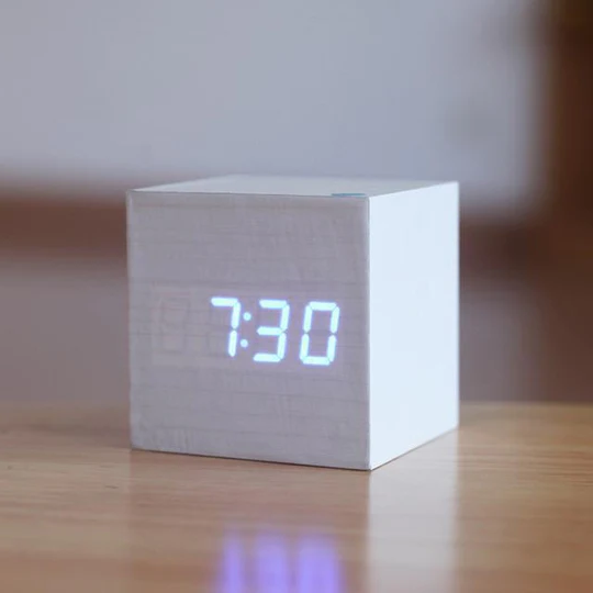 Digitale Holz-Uhr mit LED-Anzeige – Modernes Design für Ihr Zuhause