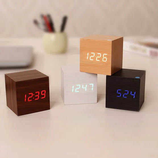 Digitale Holz-Uhr mit LED-Anzeige – Modernes Design für Ihr Zuhause