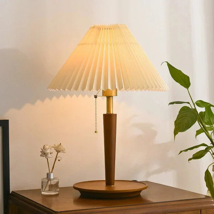 Plissierte Holz-Tischlampe im Vintage-Stil