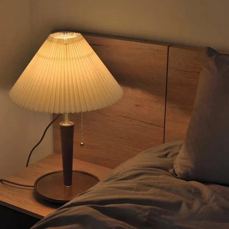Plissierte Holz-Tischlampe im Vintage-Stil