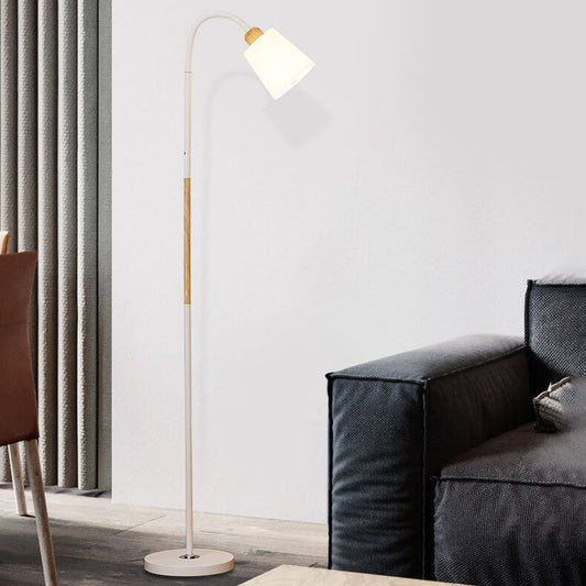 Stehleuchte Im Modernen Design Mit Eisenbasis und Verschiedenen Schirmen